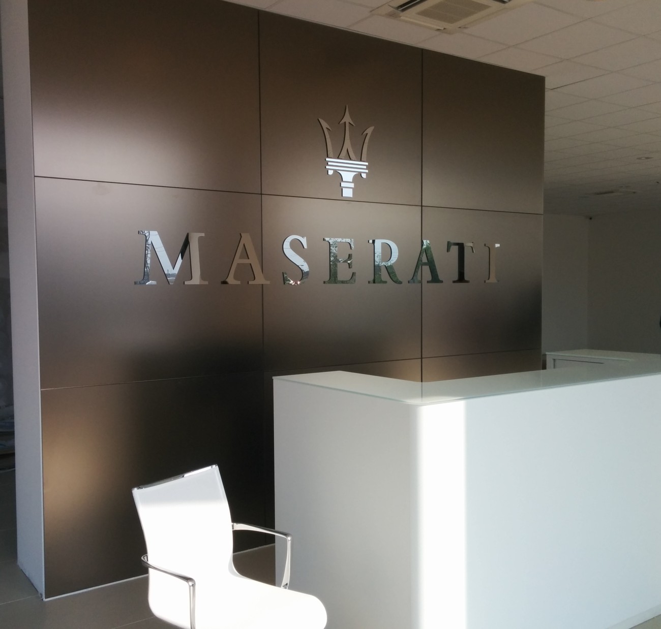 vetreria gottardi, bancone, maserati, trento, maserati trento, bancone in vetro, vetro