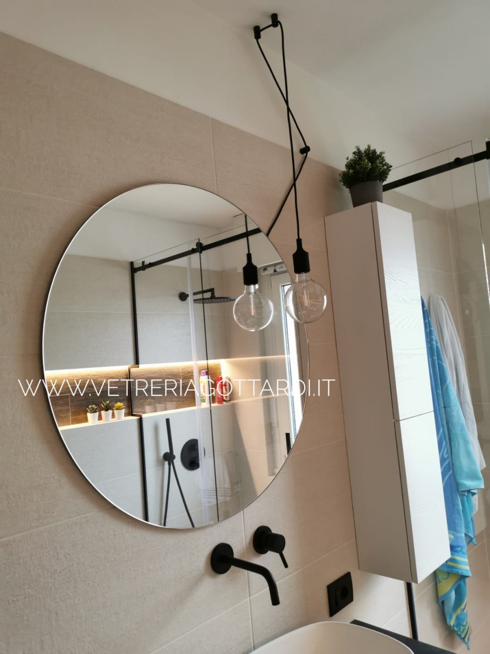 vetreria gottardi, specchio, specchio tondo, specchio rotondo, led, sabbiatura, specchio con led, bagno, design, top bagno, vetro